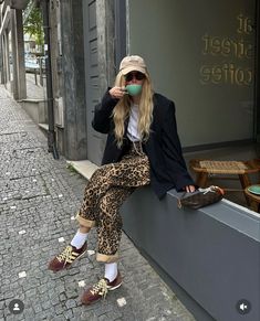 Leopard Pants Outfit, Leopard Print Pants Outfit, Bold Fashion Outfits, Streetstyle Winter, Fashion Content Creator, Printed Pants Outfits, Leopard Print Outfits, Speech Pathologist, Leopard Outfits