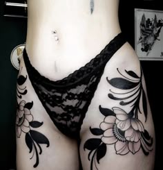 Feminine Thigh Tattoos, Goth Tattoo, Tattoos Geometric, Stomach Tattoos, Tattoo Feminina, Hip Tattoo, Dope Tattoos, Creative Tattoos