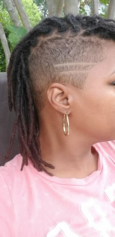 Loc Undercut Women, Locs With Shaved Sides Dreadlocks, Shaved Locs Styles, Short Hair Cuts Shaved, Locs With Undercut Women, Dreadlocks Hairstyles For Women, Locs With Shaved Sides, Microloc Styles, Rasta Dreadlocks