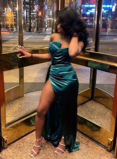 Green prom dress Green Prom Dress Long, Wedding Reception Gowns, 00s Mode, Green Evening Dress, Reception Gown, Prom Dress Long, Green Prom, Prom Girl Dresses, Satin Evening Dresses