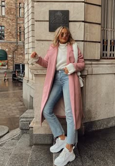 Vinter Mode Outfits, Brunch Outfit Winter, Trendy Winter Fashion, Pink Coat, Brunch Outfit, Coat Outfits, Cozy Outfit, Mode Inspo, 가을 패션