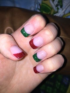 French Dip Christmas Nails, Kids Gel Nails Ideas Christmas, Kids Christmas Manicure, Christmas Dip Nail Ideas Green, Gel Christmas Nails, Gelmoment Christmas Nails, Neat Nails, Fancy Nails Designs, Dip Nails