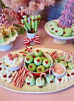 Assemble a festive and sweet Grinch cocoa board with our Grinchy green cocoa bombs, Grinch marshmallows and other yummy add ins. This Grinch cocoa board was served on our Grinch movie night but would be perfect for a Grinchmas party spread. Whoville Hot Cocoa Bar, Grinch Afternoon Tea, Grinch Baby Shower Ideas Girl, Grinch Party Ideas Food, Grinch Gender Reveal Ideas, Grinchmas Christmas Party, Grinch Baby Shower Ideas, Grinch Brunch, Grinch Cocoa