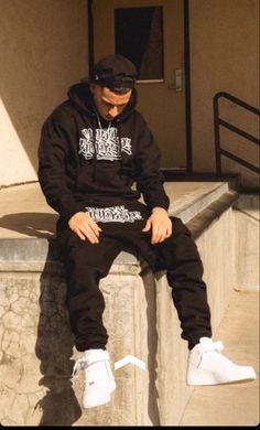 Hood Poses Men, Man Hoodie Outfit, Hood Streetwear, Y2k Streetwear Aesthetic, Mens Clothing Trends, Hoodie Outfit Men, Men Fashion Photoshoot, Black Men Fashion Urban, Streetwear Ideas