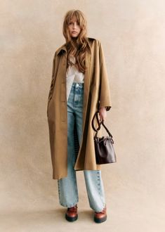 Clyde Trench Coat - Camel - Organic cotton - organic textile - Sézane Light Jacket Outfit, Tomboy Shirts, Oversized Trench Coat, Style Parisienne, Jeanne Damas, Coat White, Paris Mode, Blue Ivy, Light Jeans