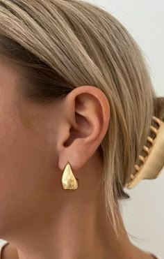 A chunky statement earring. So lightweight, that you won't even know they're there! Founded in 2015, ALV Jewels was started with the goal to create unique yet on trend pieces at an affordable price point for women all over. Bach Party Outfits, Bracelets Layered, Aesthetic Gold Jewelry, Bougie On A Budget, Chunky Gold Hoop Earrings, Bridesmaids Earrings, Trendy Jewellery, Chunky Earrings, Gold Filled Hoops