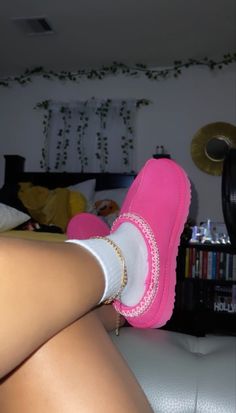 Popular Styles 2023, Pink Uggs Tasman Outfit, Shoes To Get 2023, Outfits With Pink Shoes Sneakers, Ugg Tasman Slippers Outfit Pink, Fluffy Shoes Outfit, Pink Uggs Aesthetic, Pink Ugg Slides Outfit, Cute Nike Shoes Pink