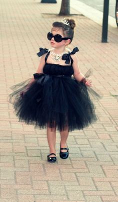 Breakfast at Tiffany's costume and other cute toddler Halloween costumes Geek Outfit, Audrey Hepburn Costume, Tutu Diy, Diy Tutu Dress, Costume Unique, No Sew Tutu, Fun Costumes, Diy Tutu, Resale Store