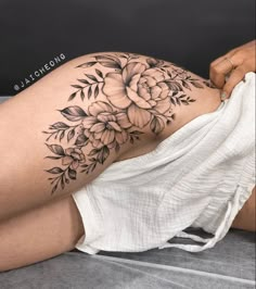 a woman's thigh with flowers on it