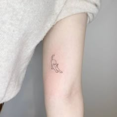 Cute and minimalist! Line Tattoo Cat, Cat Tattoo Arm, One Line Cat Tattoo, Cat Fine Line Tattoo, Unique Cat Tattoo, 2 Cats Tattoo, Fine Line Tattoo Arm, Fine Line Cat Tattoo, Dainty Cat Tattoo