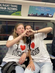 I Love London Shirt Aesthetic, England Trip Aesthetic, Friends In London Aesthetic, London Best Friends, London With Best Friend, Studying In London