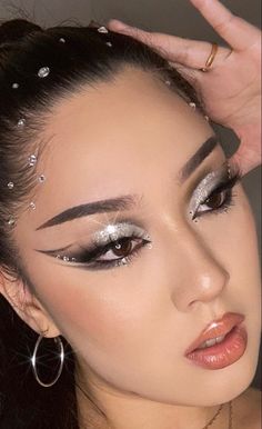 Edgy Eye Makeup Looks, Pearl Makeup Looks, Bday Makeup, Pearl Makeup, Shower Makeup, Gem Makeup, Bratz Aesthetic, Maquillage Yeux Cut Crease, Silver Eye Makeup