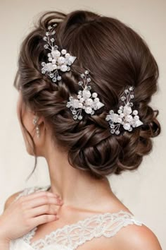 A beautiful set of handmade U-shaped hairpins designed for brides, featuring an elegant leaf motif. These delicate wedding hair accessories are crafted with intricate detail, adding a touch of nature-inspired charm to your bridal hairstyle. Perfect for securing updos or adding a subtle sparkle to your look, they combine timeless beauty with a modern twist, ideal for your special day. #HairCare #HairTrends #HairColor #LongHair #ShortHair #BraidedHairstyles #HairAccessories #NaturalHair Boho Wedding Accessories, Diy Hair Masks, Haute Hair, Bridal Hairstyle, Light Brown Hair, Design Wedding, How To Draw Hair, Hair Art, Vintage Hairstyles