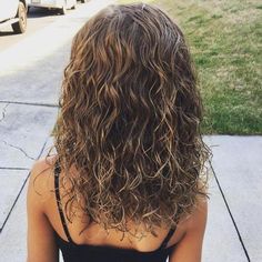 50 Perm Hair Ideas to Embrace Natural Looking Curls Types Of Perms, Body Wave Perm, Subtle Blonde Highlights, Short Hairstyle