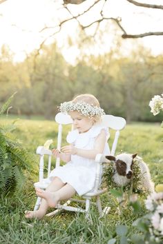 7 Tips for Taking Photos with Toddlers - LoChandler.com Easter Photo Ideas Toddler, Easter Photoshoot Toddler, Toddler Outdoor Play, Lamb Pictures, Easter Outdoor, Toddler Outdoor