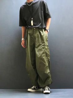 Japan Men Outfit, Korean Street Style Men, Cargo Pants Men Outfit, Men Cargo Pants Outfit, Vtuber Aesthetic, Green Trousers Outfit, Mens Trousers Fashion, Street Wear Men, Aesthetics Outfits