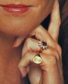 Diana Engagement Ring, Royal Engagement Rings, Diana Ring, Royal Rings, Pinky Signet Ring, Estilo Real, Rose Stem, Best Engagement Rings, Dope Jewelry