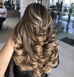 Curled Hair With Highlights, Blonde Highlights On Dark Brown Hair Curly, Black Hair And Highlights, Color Hair Balayage, Highlights On Brown Skin, Hairstyles With Highlights, Intricate Hairstyles, Hair Color Underneath