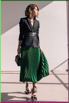 Christmas Party Outfit Ideas, Office Party Outfits, Green Pleated Skirt, Cocktail Party Outfit, Party Outfit Ideas, Red Sequin Dress, Look Office, Cocktail Outfit, Christmas Party Outfit