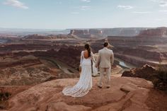 Couples with stories like this just warm the heart. When I see a couple choosing both their dream location and a way to easily include family–it’s the sweetest combination. These two chose Moab, then as their Moab elopement photographer I helped them plan their Utah elopement! See how they stuck with what mattered most to them at their Dead Horse Point State Park Moab elopement! Elopement With Family, Family Elopement, Dead Horse Point State Park, California Beach Wedding, Yosemite Elopement, San Diego Engagement, Socal Wedding, National Park Wedding, California Elopement