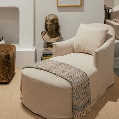 a living room filled with furniture and a fire place next to a busturine