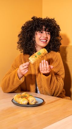 A model in a yellow fuzzy coat holds corn on the cob in a yellow restaurant booth Dynamic Food Photography, Food Photography With Model, Lifestyle Commercial Photography, Restaurant Editorial, Restaurant Lifestyle, Lifestyle Restaurant, Photography Knowledge, Commercial Food Photography, Monochromatic Portrait