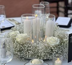 Dekoracija Stola, White Rose Centerpieces, Istanbul Wedding, Black And White Wedding Theme, Simple Wedding Centerpieces, Candle Wedding Centerpieces, Dream Wedding Decorations, Rose Centerpieces