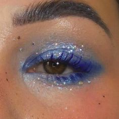 Funky Blue Makeup, Blue Face Makeup Looks, Van Gogh Inspired Makeup, Water Makeup Look Element, Fun Easy Eye Makeup, Planet Inspired Outfits, Eye Makeup Inspo Creative, Winter Solstice Makeup, Blue Makeup Asian