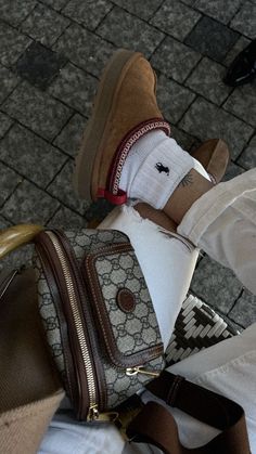 Gucci Uggs, New York Outfits Spring, Lookbook Aesthetic, Slipper Outfit, Ugg Tazz, New York Outfits, Curated Outfit, Elegant Outfit Classy, Ootd Winter