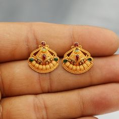 Dainty Tops, Stud Earrings Indian, Tops Earrings, Gold Jewelry Prom, Temple Jewellery Earrings, 22k Gold Earrings, Gold Jhumka