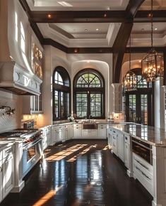 Cozy Modern Mansion, Huge Houses Interior, Cottage Mansion Interior, Fancy Houses Interior, Old Money Kitchen, Rich Interior Design, Antique Homes, Old Money House, Dream Life House