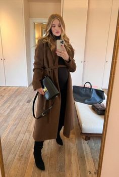 Rosie Huntington Whiteley Maternity, Rosie Huntington Pregnant Style, Pregnant Outfits Autumn, Pregnant Outfit Winter, Old Money Pregnant Outfits, Autumn Pregnancy Outfits, Pregnant Fall Outfits, Elegant Pregnancy Outfits, Stylish Pregnancy Outfits