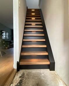 Traprenovatie Machiatto Stairs Renovation, Staircase Remodel, Stairway Design, Basement Stairs, Basement Makeover, Home Stairs Design, Diy Stairs, Wood Stairs