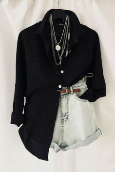 Windy Day Outfit For Work, Black Short Jeans Outfit, Stylish Chic Outfits Classy, Looks Festival, Mode Boho, Fashion Mistakes, Looks Style, Mode Inspiration