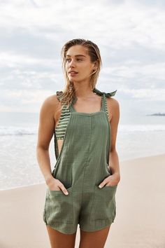 Surf Chic, Beach Playsuit, Womens Beach Dresses, Brunch Fashion, Beach Clothes, Fashion Blogger Style, Beach Dresses, Overall Shorts, Playsuit