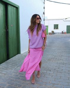 15 Ways To Wear Pink Skirts That Would Make Barbie Jealous Long Pink Skirt Outfit, Pink Skirt Outfit Ideas, Pink Skirt Outfit, Long Pink Skirt, Pink Summer Outfits, Pink Skirt Outfits, Portugal Style, Street Style Outfits Casual, Pink Skirts