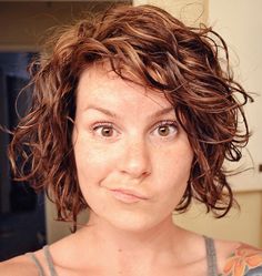 Styling naturally wavy hair. I kinda like her cut....am I brave enough to go that short? Curly Hair Advice, Wavy Hairstyles Tutorial, Curly Hair Tutorial, Hair Advice, Wavy Curly Hair, Layered Bob, Short Haircut