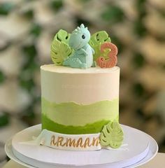 there is a cake with green and white frosting on the top that says mama