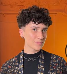 Curly Queer Haircut, Curly Mushroom Haircut, Queer Curly Haircut, Butch Hair, Unisex Haircuts, Queer Haircut, Mushroom Haircut, Queer Hair, Long Curly Hair Men