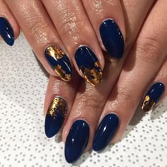 Blue Gold Nails, Foil Nail Designs, Navy Nails, Gold Acrylic Nails, Witchy Nails, Gold Nail Designs, Gold Nail Art, Chic Holiday, Gold Nail