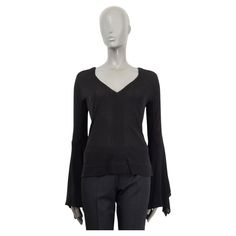 100% authentic Tom Ford v-neck blouse in black viscose (100%) with extra long bell-sleeves. Has been worn and is in excellent condition. Measurements Tag Size 44 Size L Shoulder Width 42cm (16.4in) Bust From 98cm (38.2in) Waist From 84cm (32.8in) Hips From 100cm (39in) Length 60cm (23.4in) Side Seam Length 36cm (14in) Sleeve Length 72cm (28.1in) All our listings include only the listed item unless otherwise specified in the description above. Elegant Black Bell Sleeve Tops, Elegant Black Long Sleeve V-neck Top, Elegant Black V-neck Long Sleeve Top, Vintage Stretch V-neck Top, Chic Black Stretch V-neck Top, Top Transparente, Black Gothic V-neck Top, Black V-neck Stretch Long Sleeve Top, Angela Lindvall