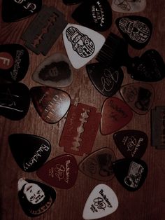 many different types of guitar picks on a table