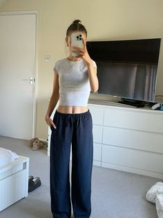 Linen trousers. Basic outfit. Navy blue. Daisy. Slick back hair Autumn Trousers Outfit, Cute Outfit Ideas For School 2024, Linen Blue Pants Outfit, Outfit Inspo Linen Pants, Blue Trousers Outfit Aesthetic, Dark Blue Pants Outfit Women, Blue Bottoms Outfit, Dark Blue Linen Pants Outfit