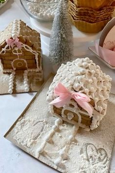 Cute Pink Gingerbread House, Pink Christmas Gingerbread House, Cozy Pink Christmas, Christmas Decor Ideas Winter Wonderland, Pink Gingerbread Houses, Coquette Gingerbread House, Cozy Aesthetic Christmas, Gingerbread House Decor, Pink Gingerbread House