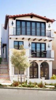 Mediterranean House Interior, Mediterranean Backyard, Mediterranean Exterior Homes, Mediterranean House Designs, Backyards Ideas, Mediterranean Exterior, Mediterranean Interior Design, Townhouse Exterior