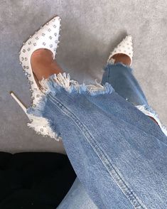 Walking In Heels, Foto Baby, Shoe Inspo, Shoe Closet, Crazy Shoes, Pretty Shoes, Shoe Obsession, Sneaker Heels, Cute Shoes