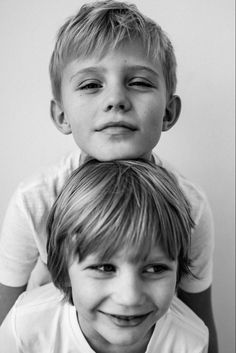 2 Brothers Photoshoot, 2 Brothers Photography Poses, Boy Sibling Photography, 3 Brothers 1 Sister Pictures, Personality Photoshoot Kids, Sibling Studio Photoshoot, Brothers Photoshoot Ideas, Sibling Photography Studio, Brother Picture Ideas