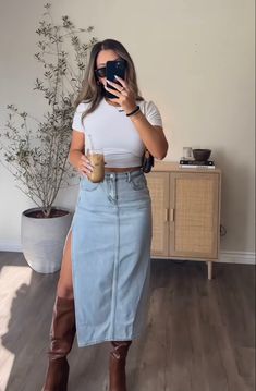 Denim Skirt Outfit Ideas, Country Concert Outfits, Denim Skirt Outfit, Midi Denim Skirt, Skirt Outfit Ideas, Bota Country, Denim Skirt Outfits, Concert Outfits