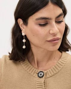 Ajoutez une touche sophistiquée à votre tenue avec ces magnifiques boucles d'oreilles dorées à pendentifs en boules ornés de jolies petites perles. - Fermoirs poussettes - Sans nickel, plomb, ni cadmium - Hypoallergiques - Aucun échange ou retour pour des raisons d'hygiène Women's Shoes Accessories, Golden Earrings, Ball Pendant, Maternity Shops, Accessories Jewelry Earrings, Coats Jackets Women, Jumpsuit Dress, Coats For Women, Jewelry Accessories