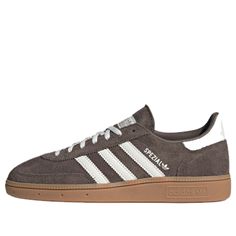 The adidas Handball Spezial Shoes blend classic design with modern flair. Originally crafted for indoor handball in 1979, these low-top sneakers have seamlessly transitioned to everyday wear. The premium suede upper, accented with soft leather details, exudes sophistication. The distinctive serrated 3-stripes and brown rubber sole add a touch of sportiness. Whether you’re hitting the streets or embracing casual style, the Handball Spezial Shoes are a timeless choice. Available in an Earth Strata Adidas Street Style Women, Adidas Shoes Brown, Adidas Brown Shoes, Everyday Shoes Women, Everyday Shoes Womens Casual, Soft Autumn Shoes, Shoes For Women Sneakers & Athletic, Handball Spezial Shoes, Adidas Spezial Brown